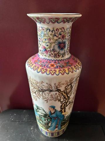 Chineze Porseleinen vaas met famille rose decoratie beschikbaar voor biedingen