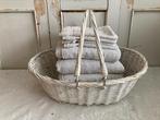 Brocante witte ovale rieten mand met hengsel / luiermand, Huis en Inrichting, Woonaccessoires | Schalen en Manden, Gebruikt, Mand