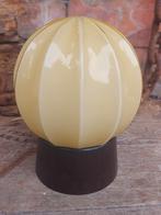 Vintage art-deco plafond lamp, bakeliet met lichtgeel glas ., Huis en Inrichting, Lampen | Plafondlampen, Ophalen of Verzenden