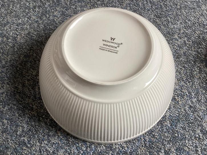 WEDGWOOD WINDSOR: diepe schaal + kop en schotels, Huis en Inrichting, Keuken | Servies, Zo goed als nieuw, Porselein, Ophalen of Verzenden
