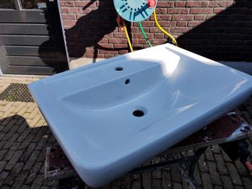 Gebruikte witte wastafel beschikbaar voor biedingen