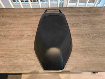 NIEUWSTAAT: Malaguti Phantom F12 Zadel 1996 - Oud Model beschikbaar voor biedingen
