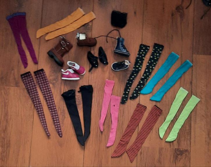 Groot pakket met schoentjes en lange kousen, bjd 1/4 msd pop, Verzamelen, Poppen, Zo goed als nieuw, Kleertjes, Ophalen of Verzenden