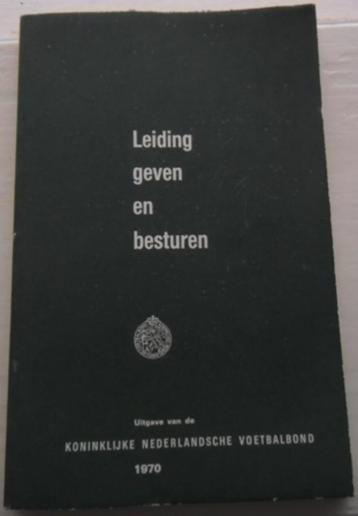Oud boekje - Leiding geven en besturen - KNVB 1970 beschikbaar voor biedingen