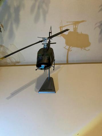 Air force 1 outlaws huey bell uh  vietnam. 1:48 beschikbaar voor biedingen