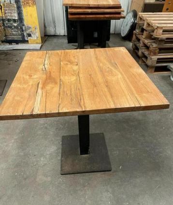 Mooie houten tafel beschikbaar voor biedingen