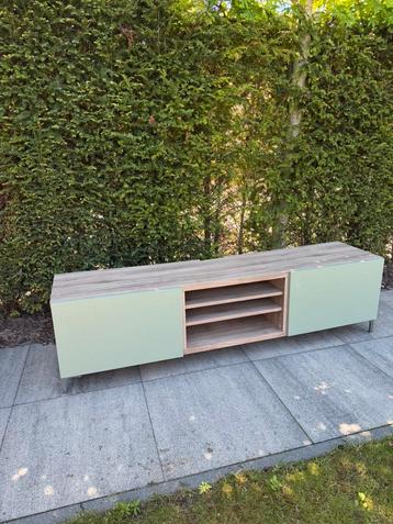 Ikea besta kast met groene deuren 