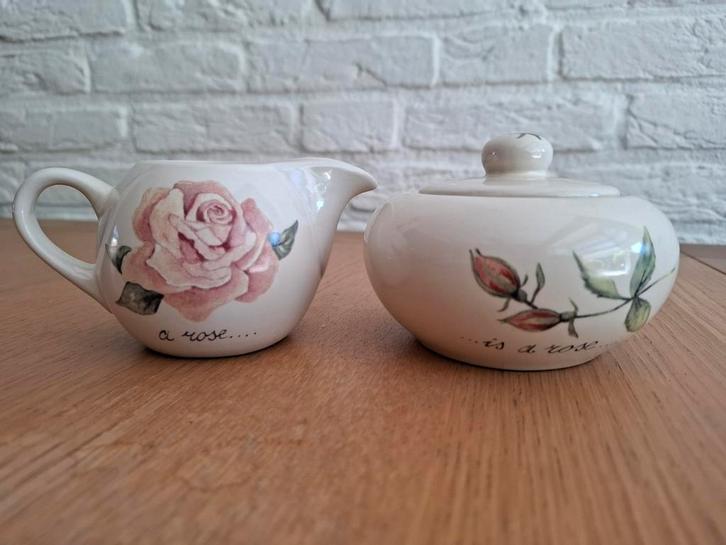 Roomstel Jet ter Steege. A rose is a rose. Kan en suikerpot., Huis en Inrichting, Keuken | Servies, Zo goed als nieuw, Keramiek