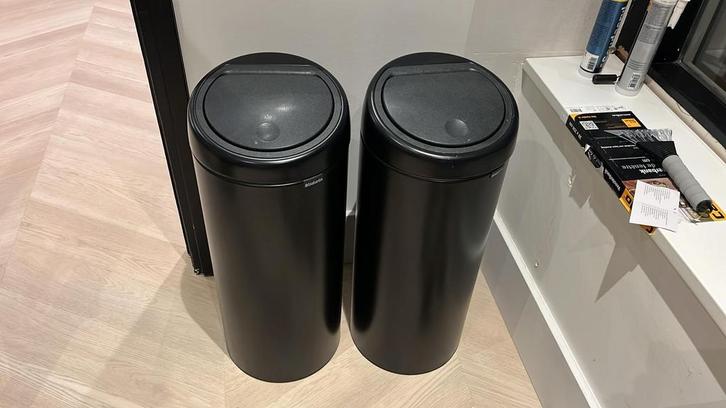 2x Brabantia Touch Bin 30L - Mat Zwart, Huis en Inrichting, Woonaccessoires | Prullenbakken, Zo goed als nieuw, Metaal, 50 tot 75 cm