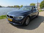 BMW 330e (F30) Luxury | Leder | Schuifdak | Lage KM | 111k, Auto's, BMW, 1998 cc, Achterwielaandrijving, Blauw, Sedan