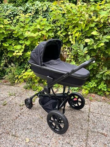 Quinny Moodd Black Devotion 2-1 set kinderwagen reiswieg beschikbaar voor biedingen