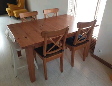 Eettafel Ikea uitschuifbaar met 4 stoelen beschikbaar voor biedingen