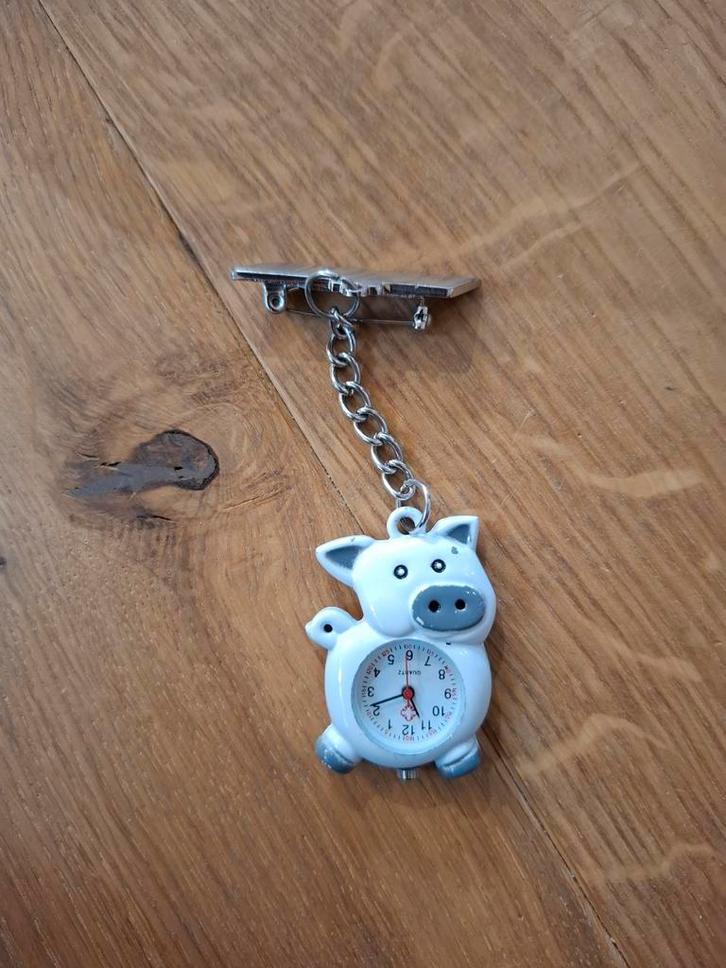 Verpleegkundige Horloge Biggetje, Sieraden, Tassen en Uiterlijk, Horloges | Heren, Nieuw, Zakhorloge, Overige merken, Kunststof