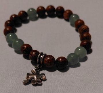 Houten kralen armband met klaver bedel beschikbaar voor biedingen