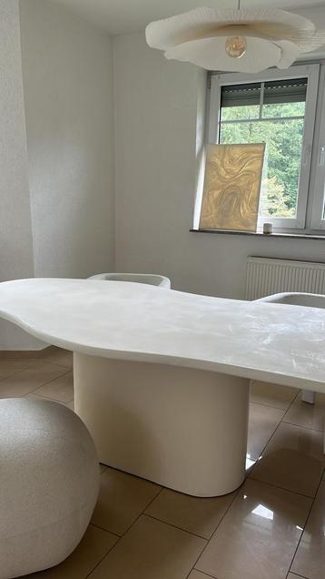 NIEUW* Organische eettafel beton ciré beschikbaar voor biedingen