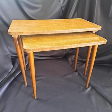 Vintage Set Bijzettafels – Mid-Century Houtfineer jaren ’60 beschikbaar voor biedingen