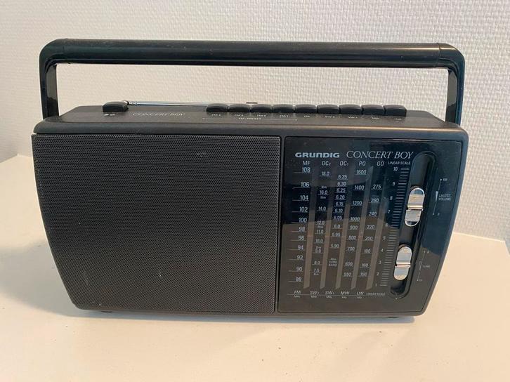GRUNDIG CONCERTBOY 230 Draagbare Radio ontvanger, Audio, Tv en Foto, Radio's, Zo goed als nieuw, Ophalen of Verzenden
