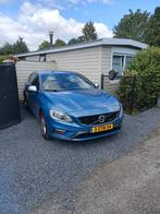 Volvo V60 T3 150pk Powershift 2015 Blauw, Auto's, Volvo, 1596 cc, 74 €/maand, Zwart, 4 cilinders