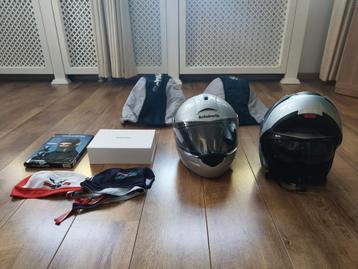 2 motorhelmen incl Bluetooth communicatiesysteem beschikbaar voor biedingen