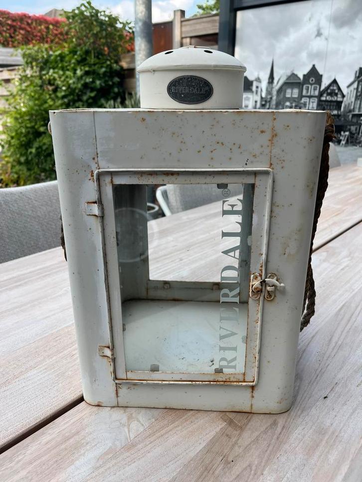 Windlicht Riverdale wit metaal groot, Huis en Inrichting, Woonaccessoires | Kandelaars en Kaarsen, Gebruikt, 25 tot 50 cm, Metaal