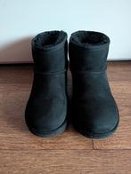 Ugg australia classic mini 2 in zwart suede K3 maat 35/36, Gebruikt, UGG, Jongen of Meisje, Ophalen of Verzenden