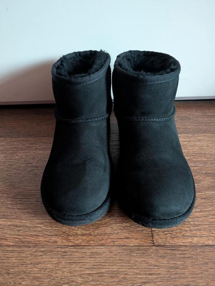 Ugg australia classic mini 2 in zwart suede K3 maat 35/36, Kinderen en Baby's, Kinderkleding | Schoenen en Sokken, Gebruikt, Laarzen