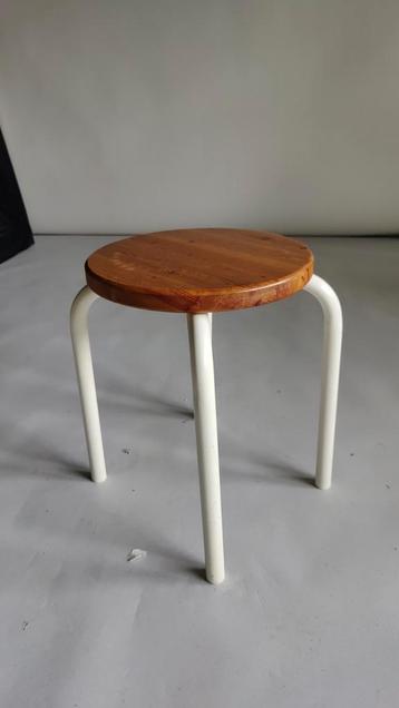 Vintage kruk beschikbaar voor biedingen