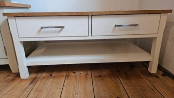 Crème Salontafel met Zilveren Details beschikbaar voor biedingen