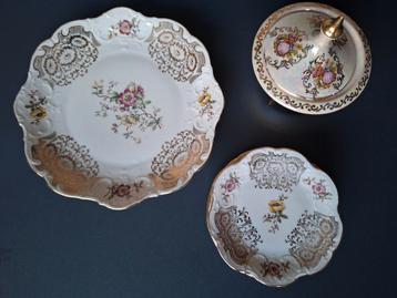 Vintage bordjes met potje en deksel  beschikbaar voor biedingen