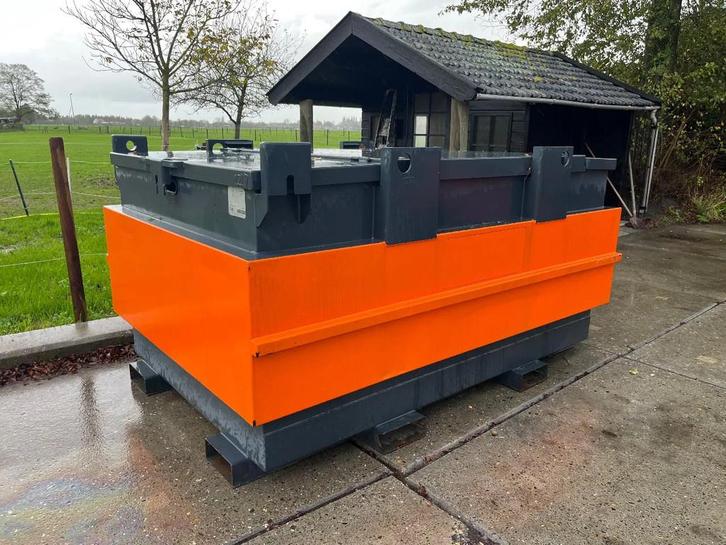 Kiwa IBC Steenbergen 3000 liter Diesel tank, Zakelijke goederen, Machines en Bouw | Pompen en Compressoren