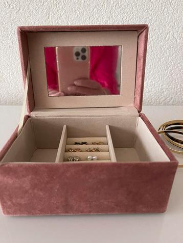 Sieraden doosje met sieraden beschikbaar voor biedingen