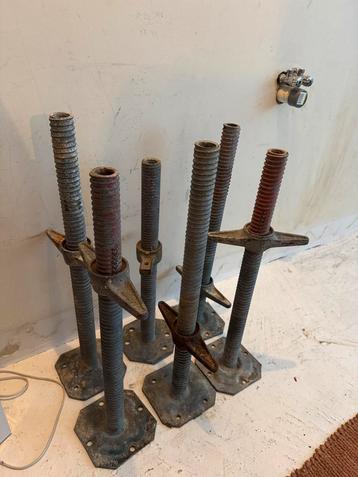 6 verstelbare metalen stelpoten beschikbaar voor biedingen