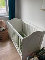 Vintage houten spijlen ledikant, verstelbaar in hoogte, Kinderen en Baby's, Babywiegjes en Ledikanten, Ophalen, Gebruikt, Ledikant