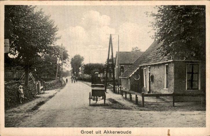Akkerwoude - Dorpsgezicht - Rijtuig op weg, Verzamelen, Ansichtkaarten | Nederland, Gelopen, Friesland, Voor 1920, Ophalen of Verzenden