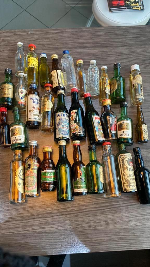 Miniatuur flesjes 32 stuks, Verzamelen, Merken en Reclamevoorwerpen, Gebruikt, Overige typen, Ophalen of Verzenden