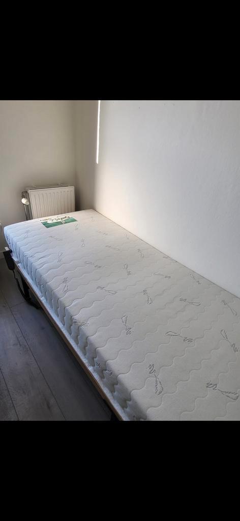Electrisch verstelbaar 1 persoon bed 90x200, Huis en Inrichting, Slaapkamer | Matrassen en Bedbodems, Zo goed als nieuw, 90 cm
