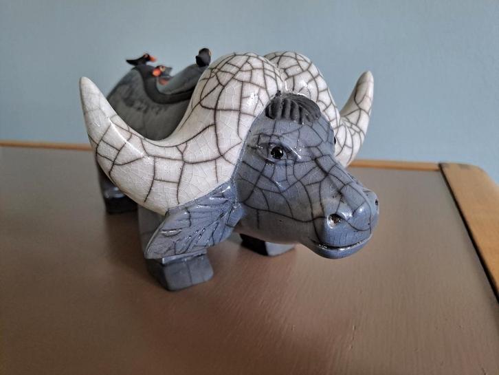 Raku gestookte keramieken waterbuffel met ossepikkers., Huis en Inrichting, Woonaccessoires | Overige, Zo goed als nieuw, Ophalen