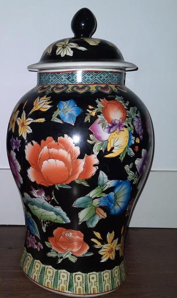 Grote Chinese dekselvaas beschikbaar voor biedingen