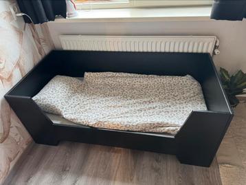 Mooi zwart peuterbed beschikbaar voor biedingen