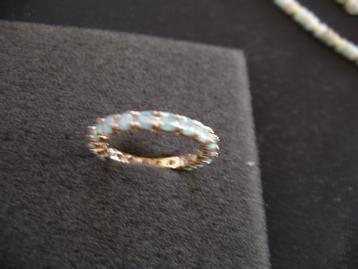 Een mooie Smalle Goud Vergulde Ring met Aqua Jade steentjes beschikbaar voor biedingen