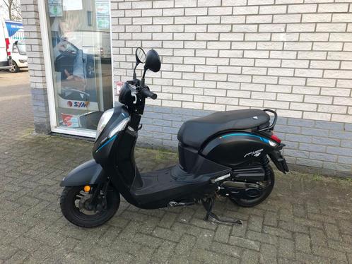 HELE MOOIE SYM MIO BROM 45KM 4-TAKT MAT ZWART BJ2022 9000KM, Fietsen en Brommers, Scooters | SYM