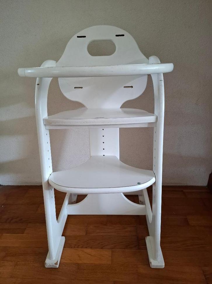 Witte houten kinderstoel met eetblad, Kinderen en Baby's, Kinderstoelen, Gebruikt, Meegroeistoel, Aanschuifbaar, Afneembaar eetblad