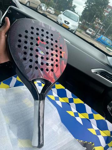 Customize racket beschikbaar voor biedingen