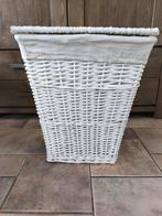 Wasmand wit riet met deksel., Ophalen, Gebruikt, Wit
