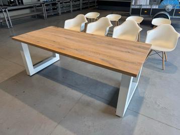 Eetkamertafel met 4 stoelen beschikbaar voor biedingen
