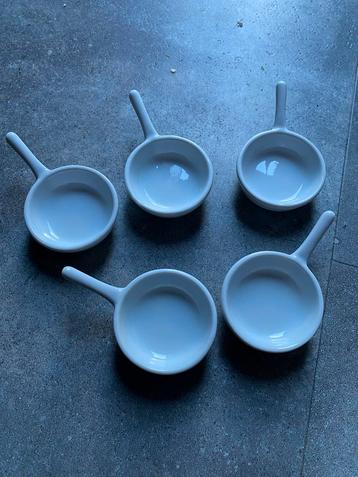 Set van 5 kleine witte kommetjes/ schaaltjes beschikbaar voor biedingen