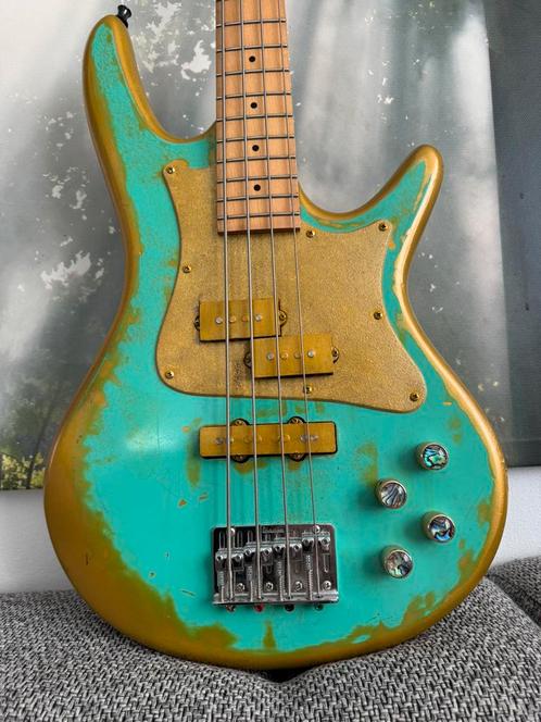 Relic basgitaar Ibanez SRMD200K medium scale 32”, Muziek en Instrumenten, Snaarinstrumenten | Gitaren | Bas, Gebruikt, Elektrisch