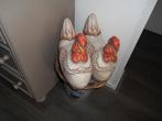 2 oude leuke kippen op ei met oude mand decoratief, Ophalen