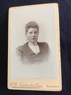 CDV, Dame, W.D. Niestadt & Zoon, Schagen, Carte de Visite, Ophalen of Verzenden, Voor 1940, Gebruikt, Foto