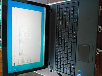 Laptop acer met oplader kabel werkt na behoren  beschikbaar voor biedingen